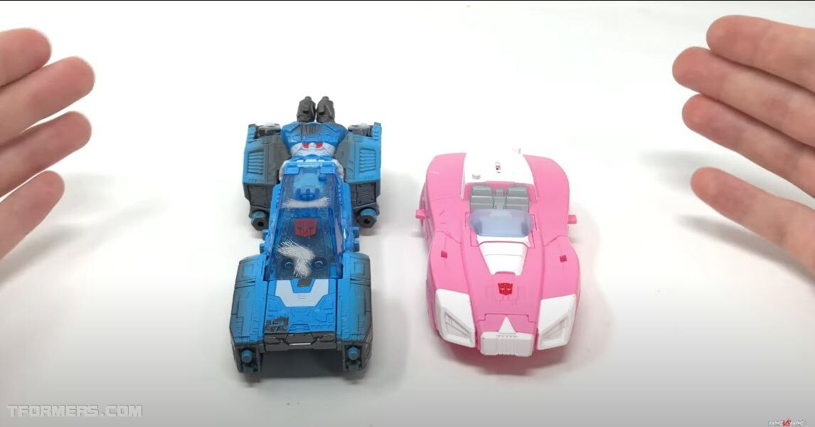 Earthrise Arcee Deluxe Class Review By PrimeVsPrime  (5 of 34)